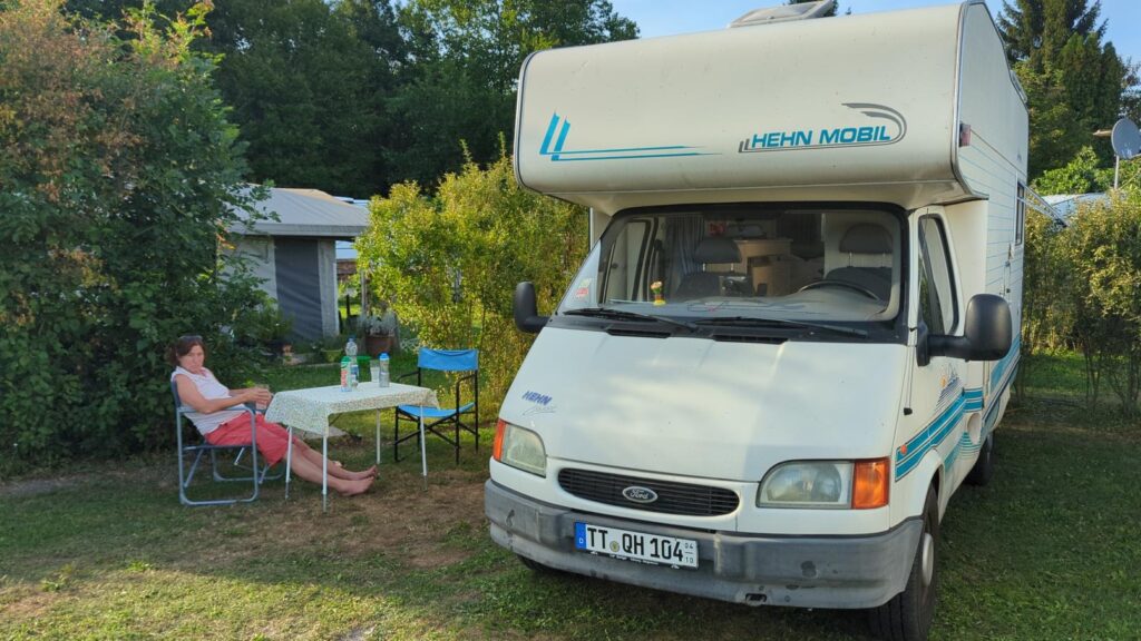 Irene neben unserem "neuen" Wohnmobil auf dem Campingplatz in Ratzersdorf an der Traisen