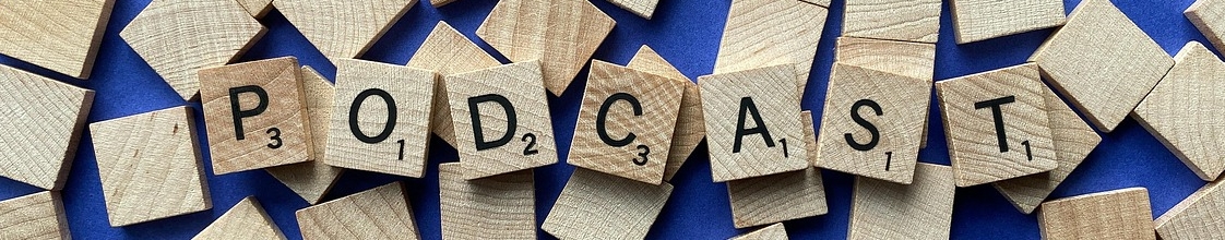 Das Wort "Podcast" mit Scrabbel-Steinen (Original von Pixabay, WOKANDAPIX)