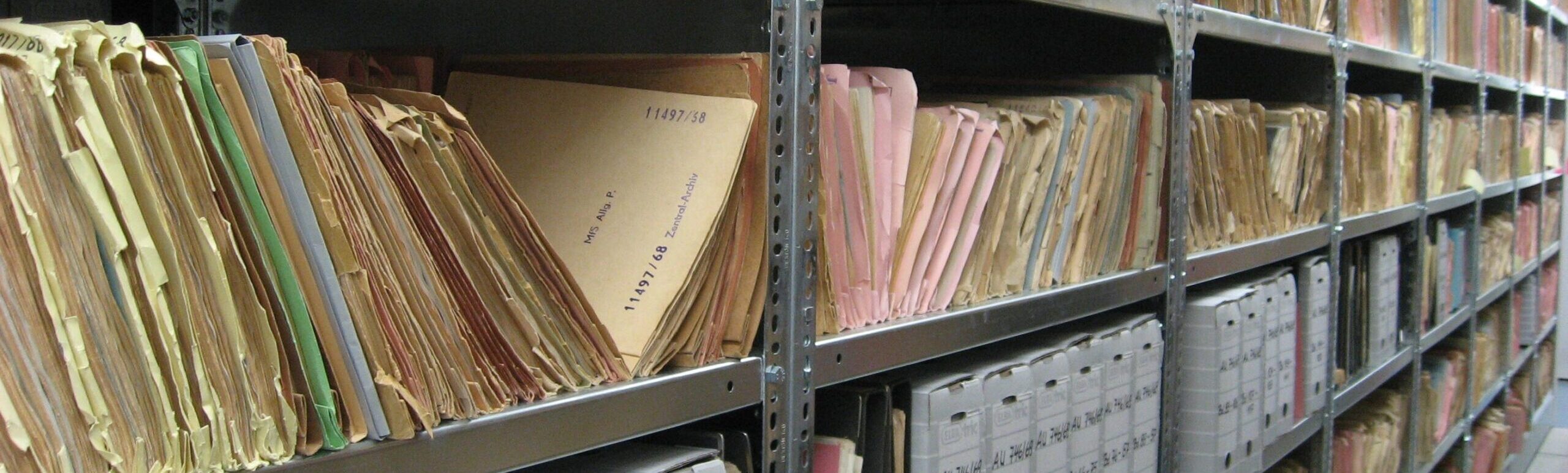 Regal-System mit Ordnern, from Creativesignature on Pixabay